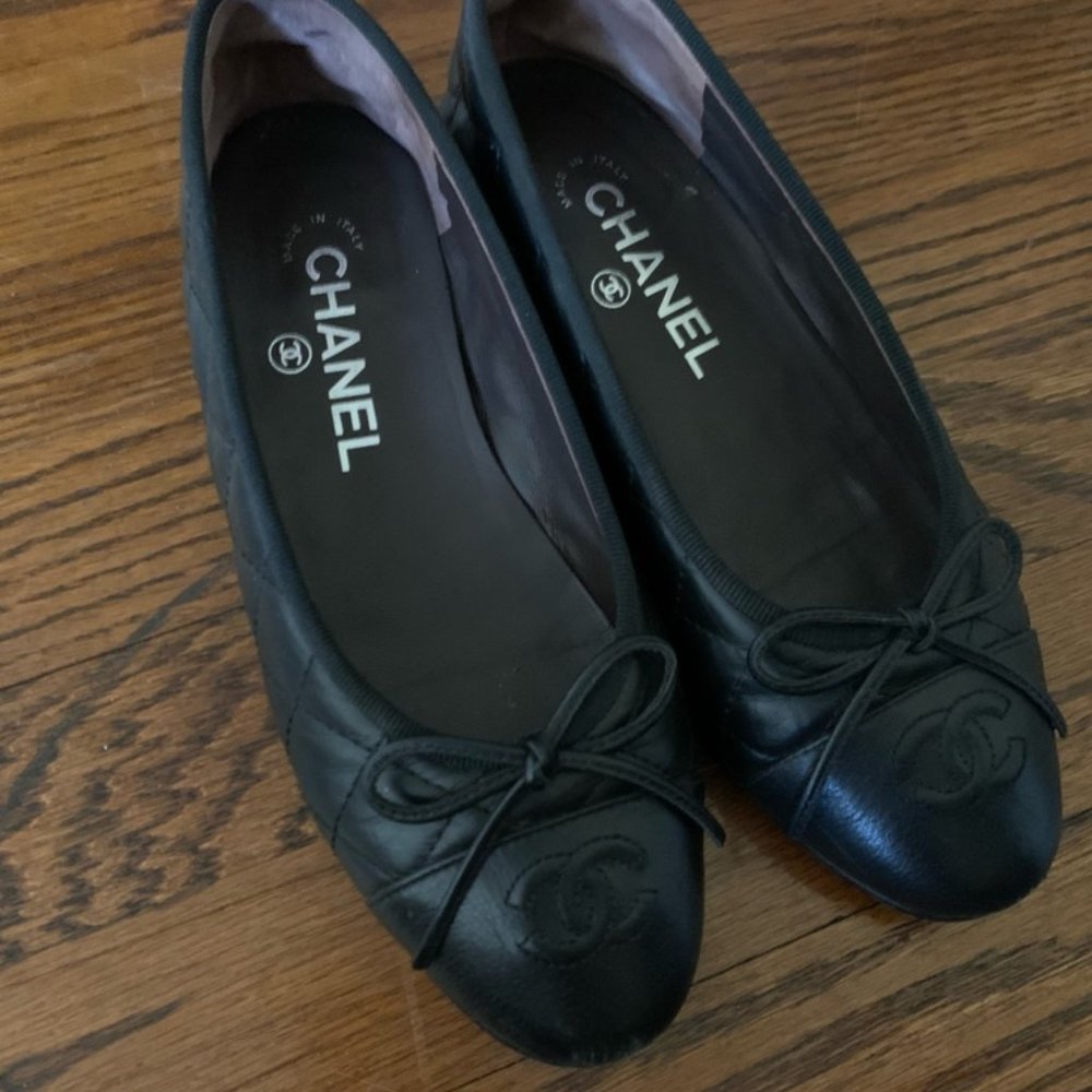 Chanel quilted cap toe ballet flats with dustbag